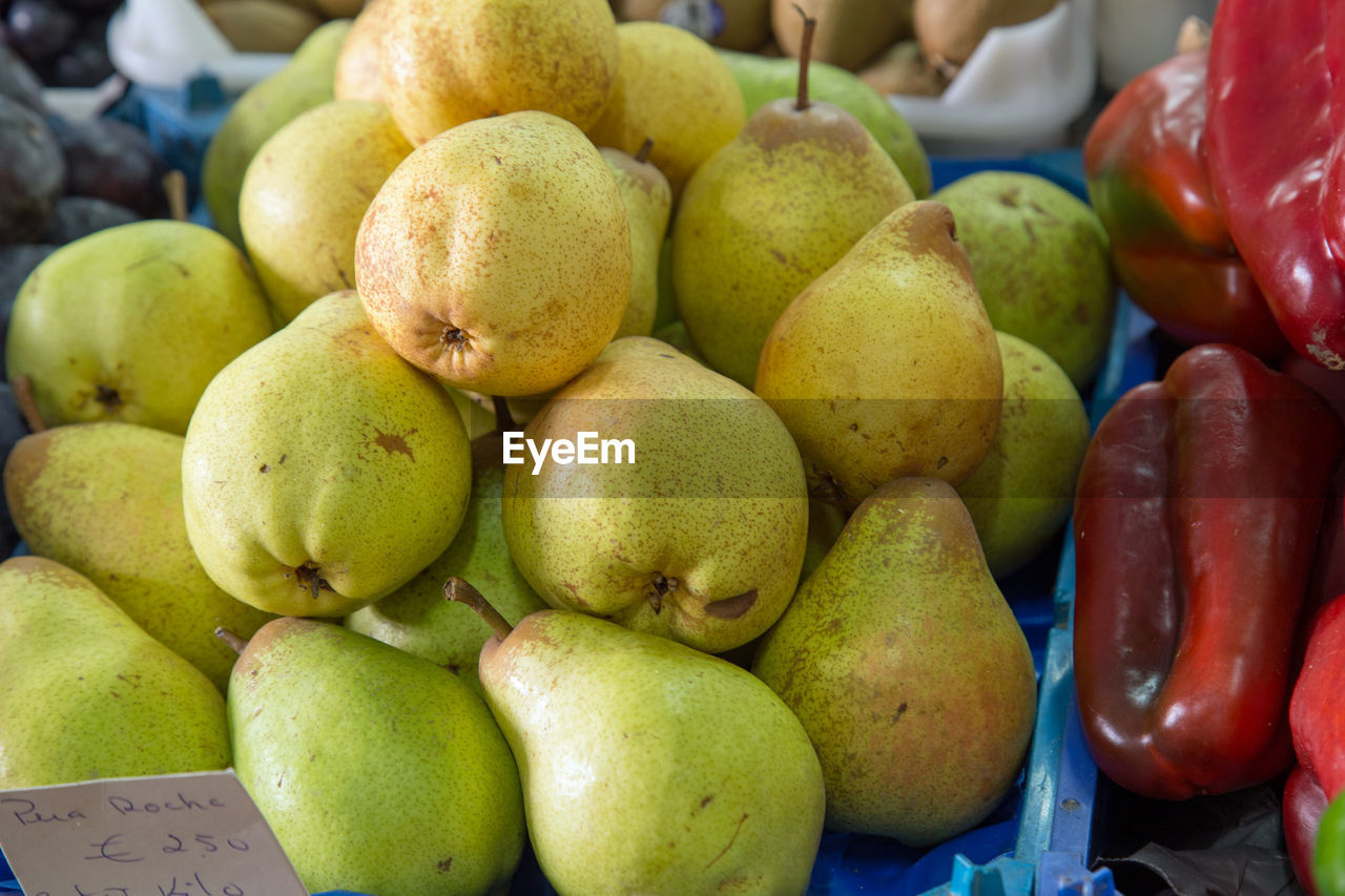 CLOSE-UP OF ORANGES FOR SALE IN MARKET