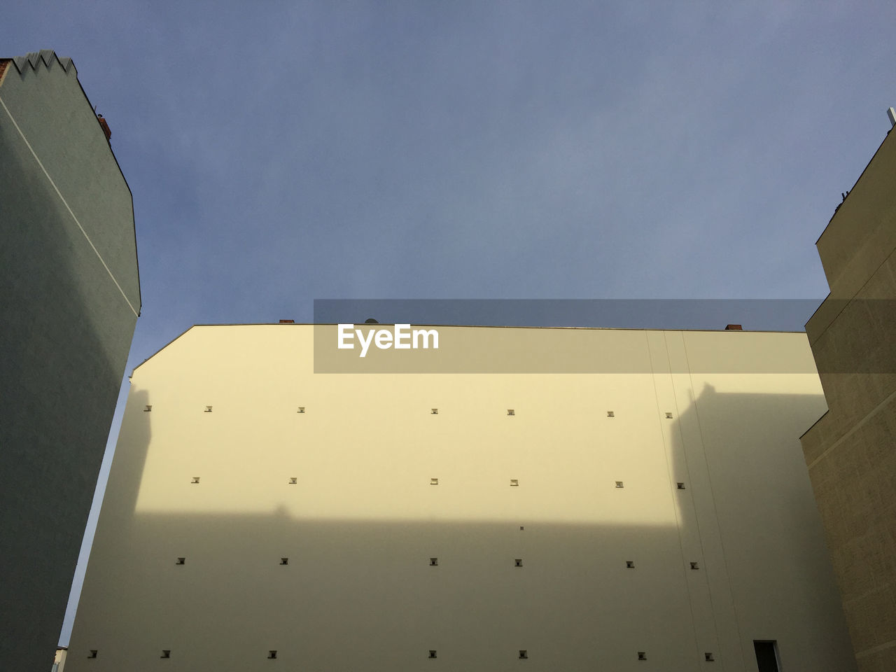 LOW ANGLE VIEW OF BUILDINGS AGAINST SKY