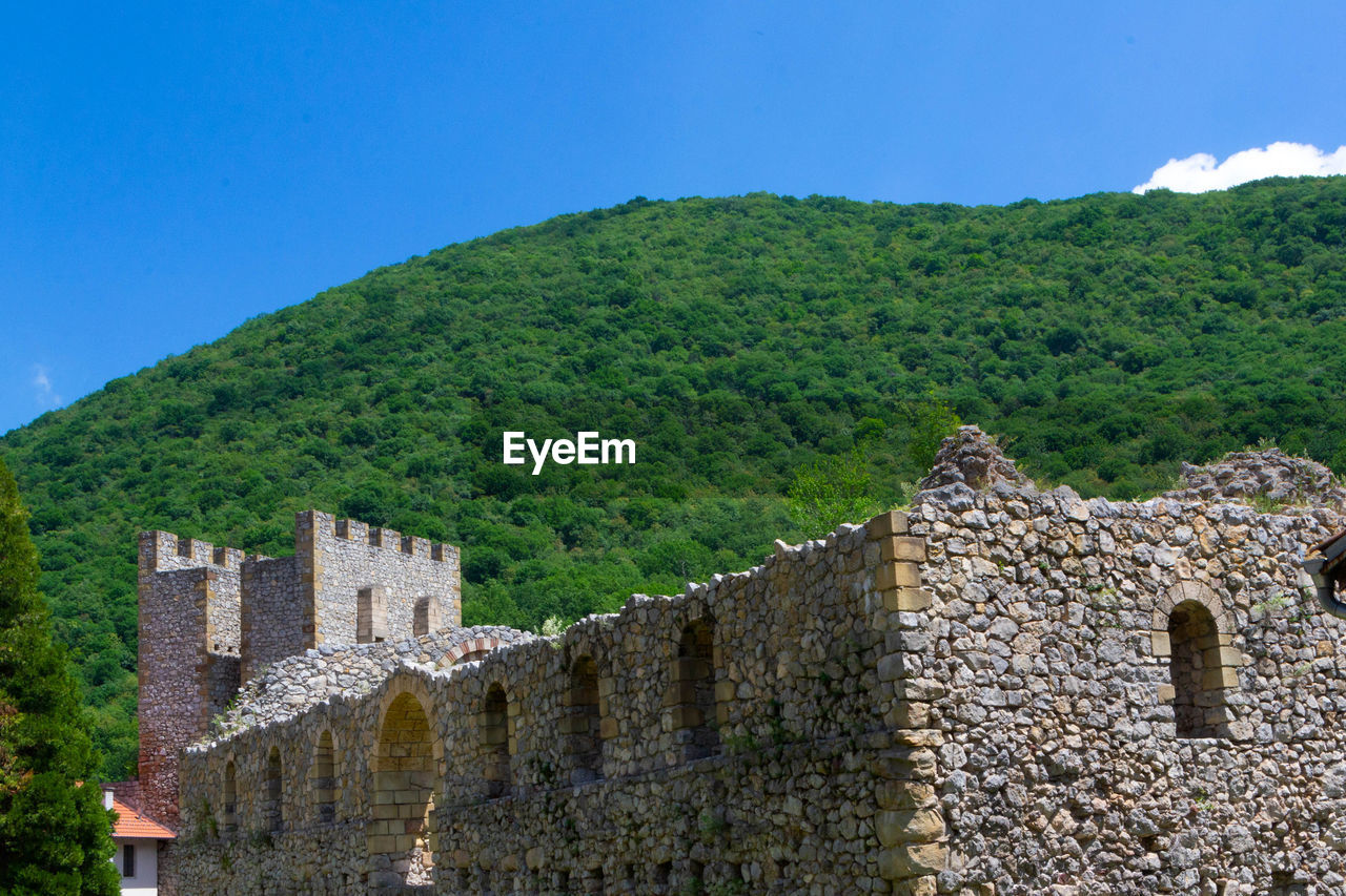 VIEW OF FORT AGAINST MOUNTAIN