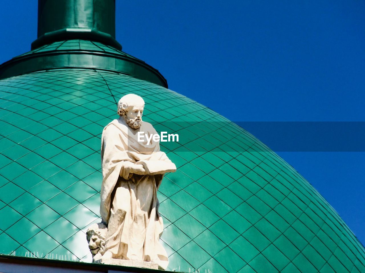 LOW ANGLE VIEW OF STATUE AGAINST BLUE SKY AND CLEAR