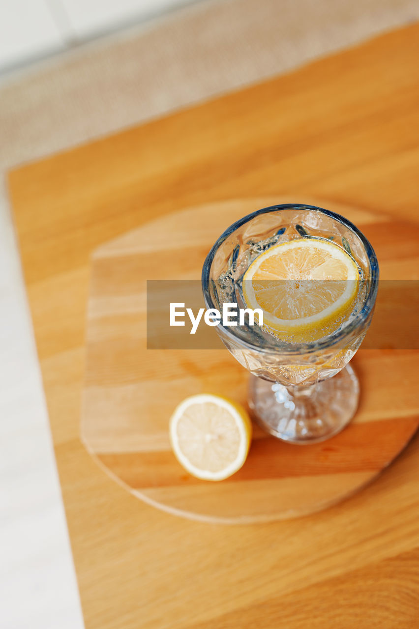 HIGH ANGLE VIEW OF GLASS OF JUICE ON TABLE