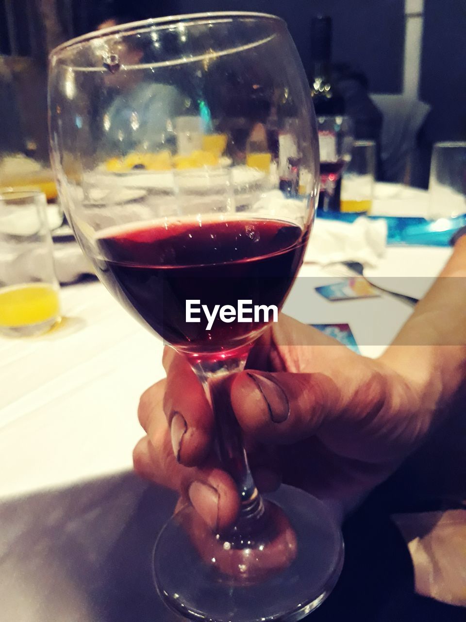 CLOSE-UP OF WOMAN DRINKING GLASS