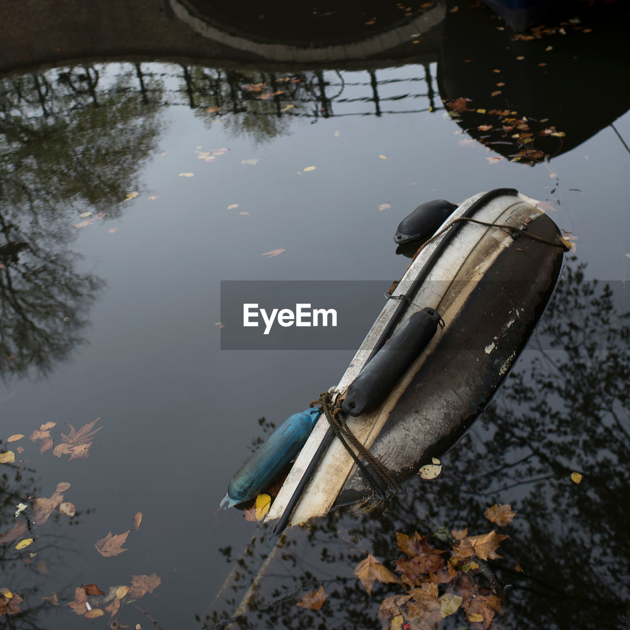 HIGH ANGLE VIEW OF BOAT FLOATING ON WATER
