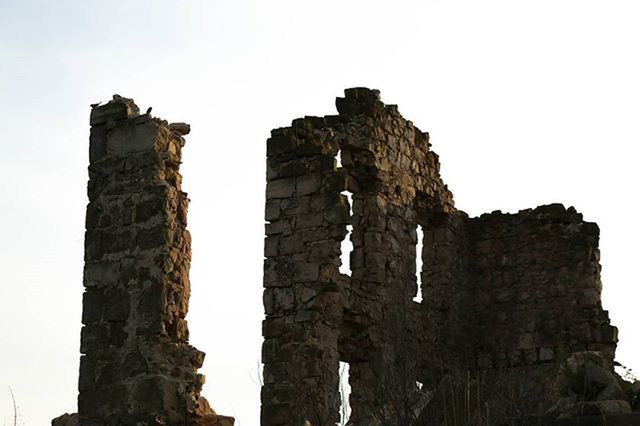 LOW ANGLE VIEW OF OLD RUINS
