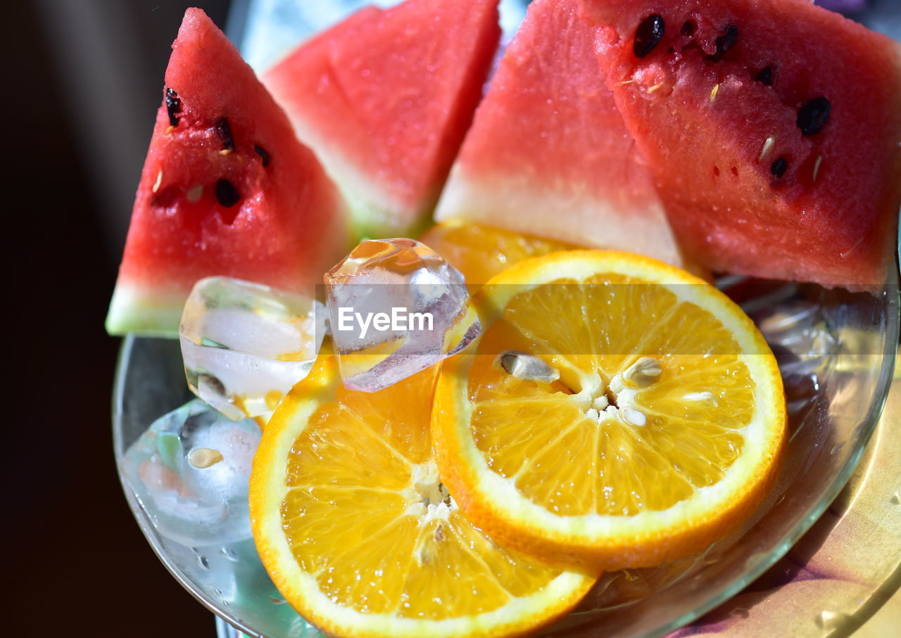 HIGH ANGLE VIEW OF CHOPPED FRUIT IN PLATE