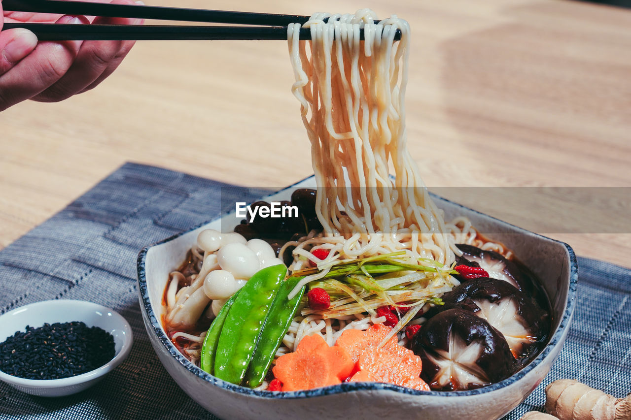 HIGH ANGLE VIEW OF FOOD IN BOWL