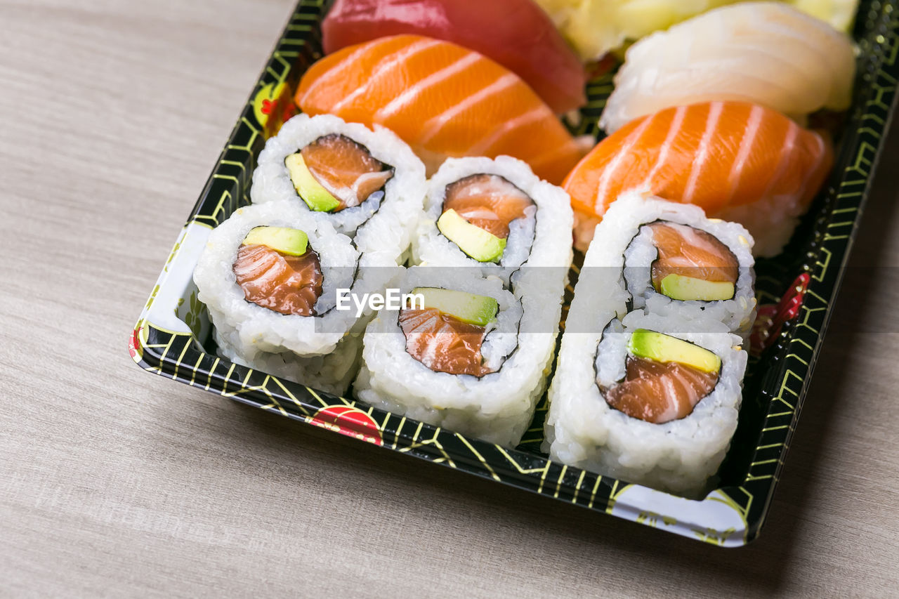 HIGH ANGLE VIEW OF SUSHI ON TABLE