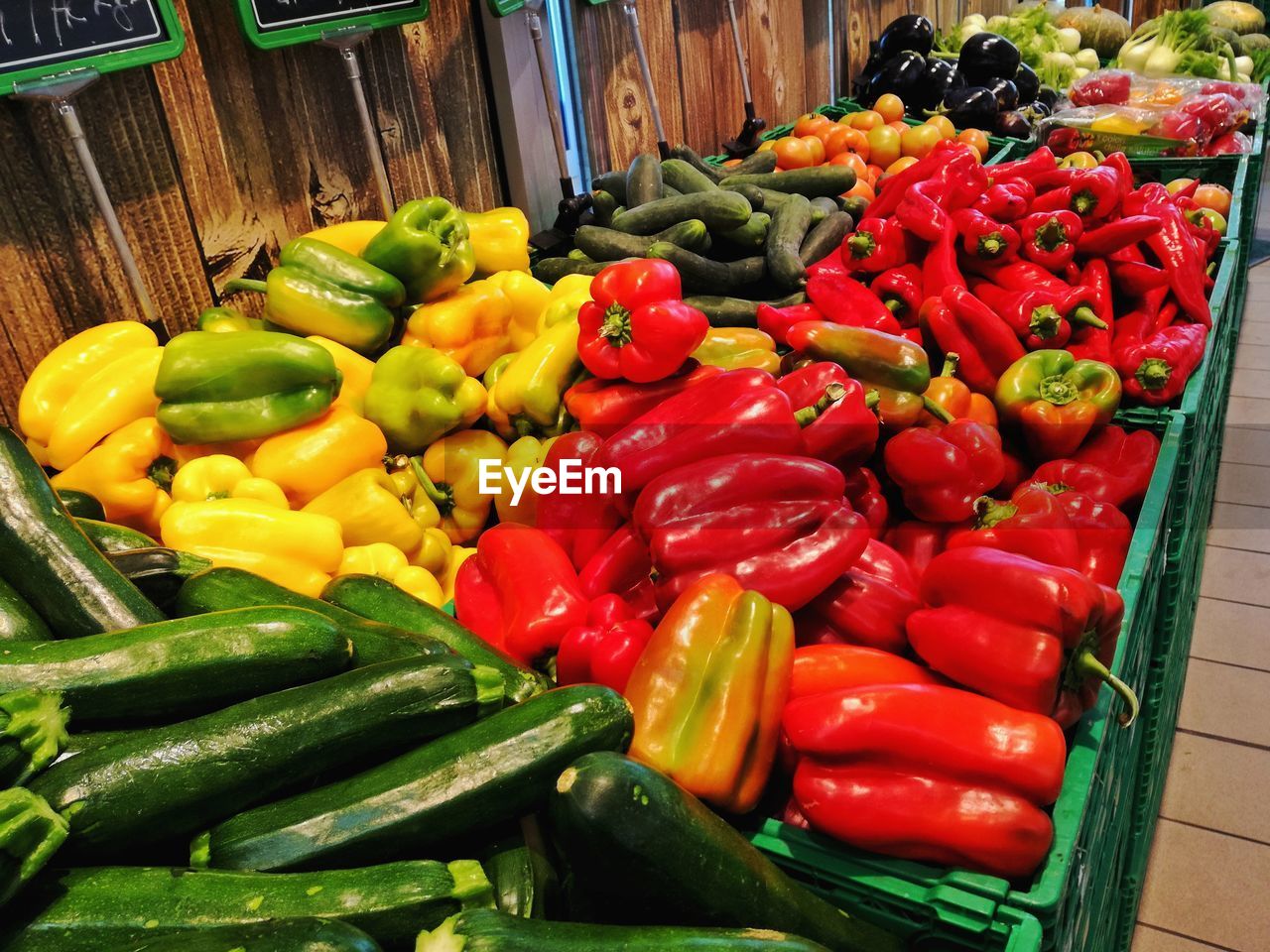 HIGH ANGLE VIEW OF VEGETABLES FOR SALE AT MARKET