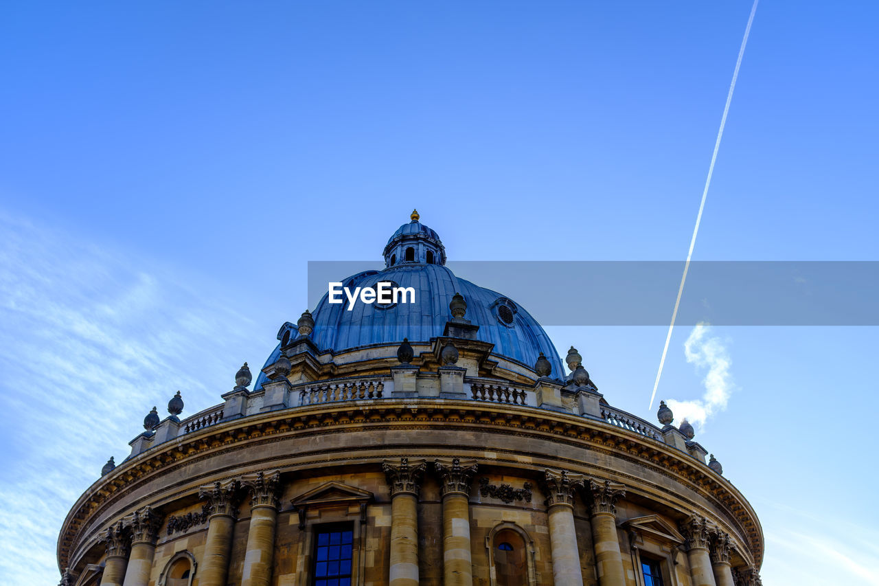 architecture, sky, landmark, built structure, building exterior, dome, travel destinations, low angle view, blue, nature, city, travel, history, the past, no people, government, cloud, building, day, tourism, clear sky, outdoors, architectural column, sunny, place of worship