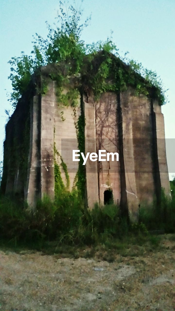 LOW ANGLE VIEW OF OLD BUILT STRUCTURE