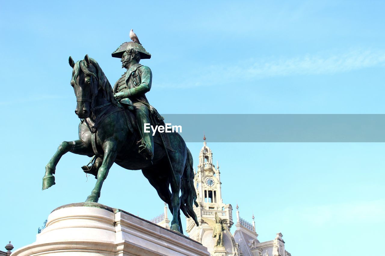 LOW ANGLE VIEW OF STATUE IN CITY