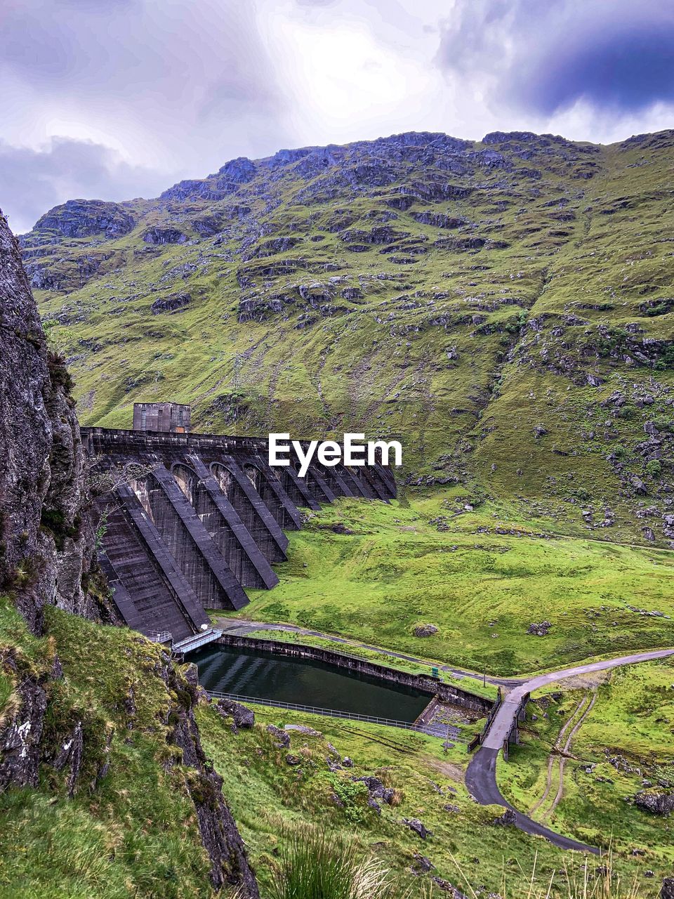 HIGH ANGLE VIEW OF DAM ON MOUNTAIN