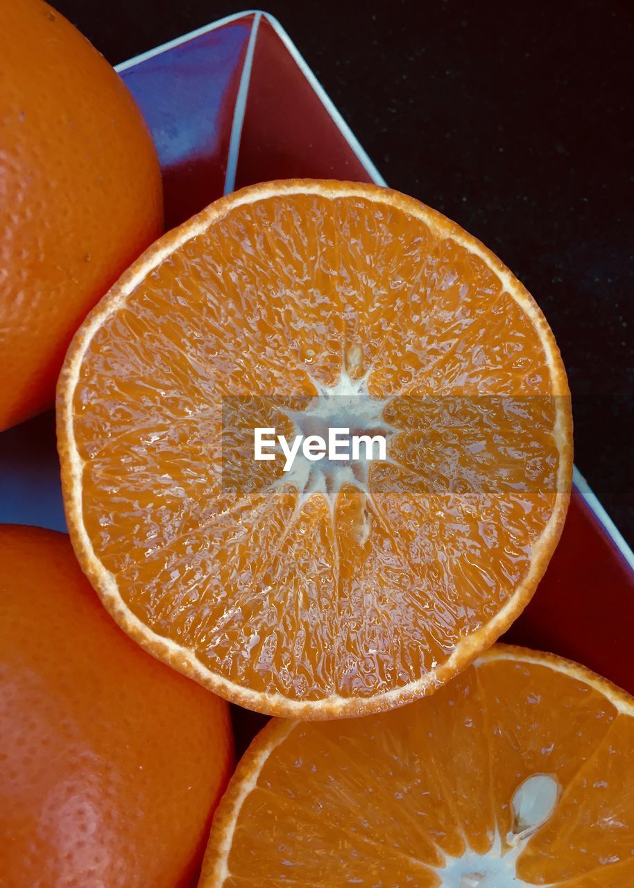 CLOSE-UP OF ORANGE SLICES IN PLATE