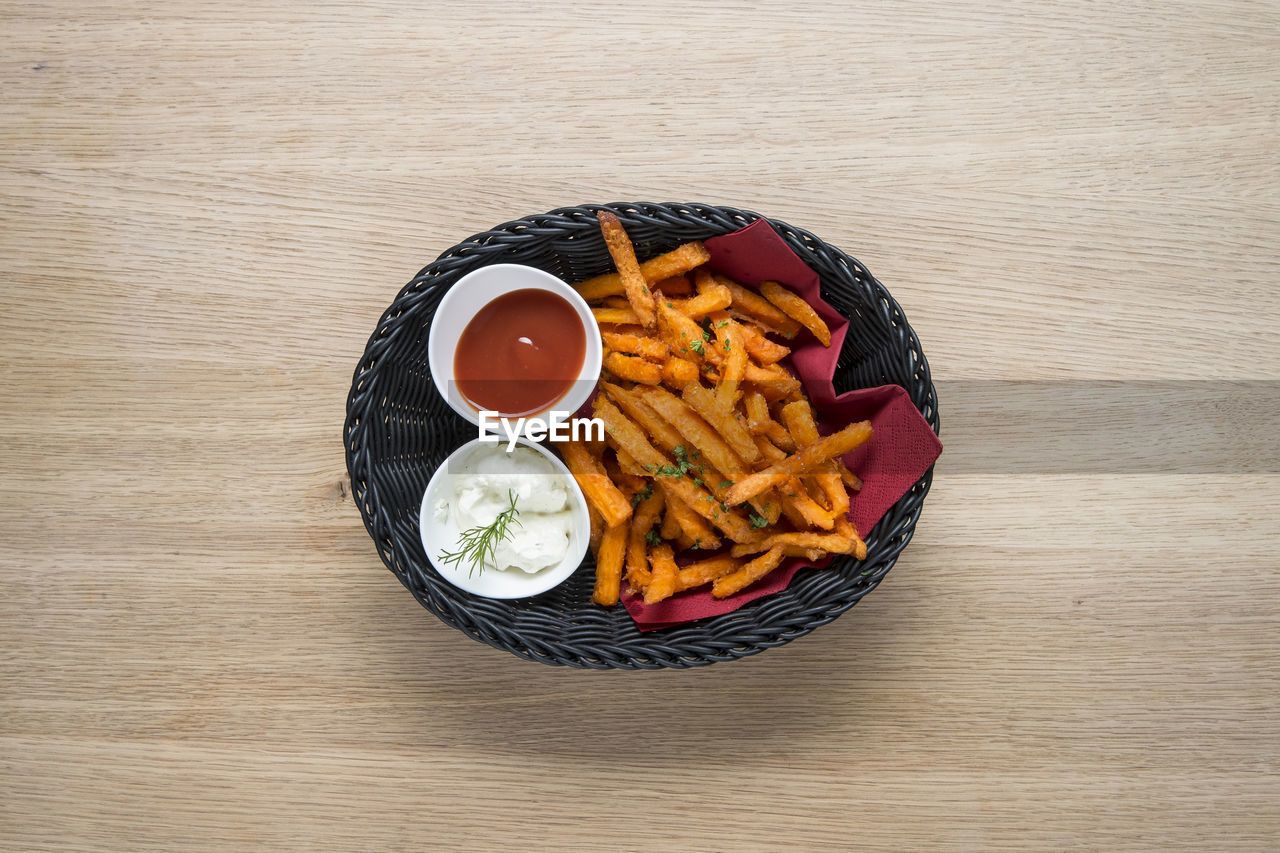 HIGH ANGLE VIEW OF FOOD ON TABLE