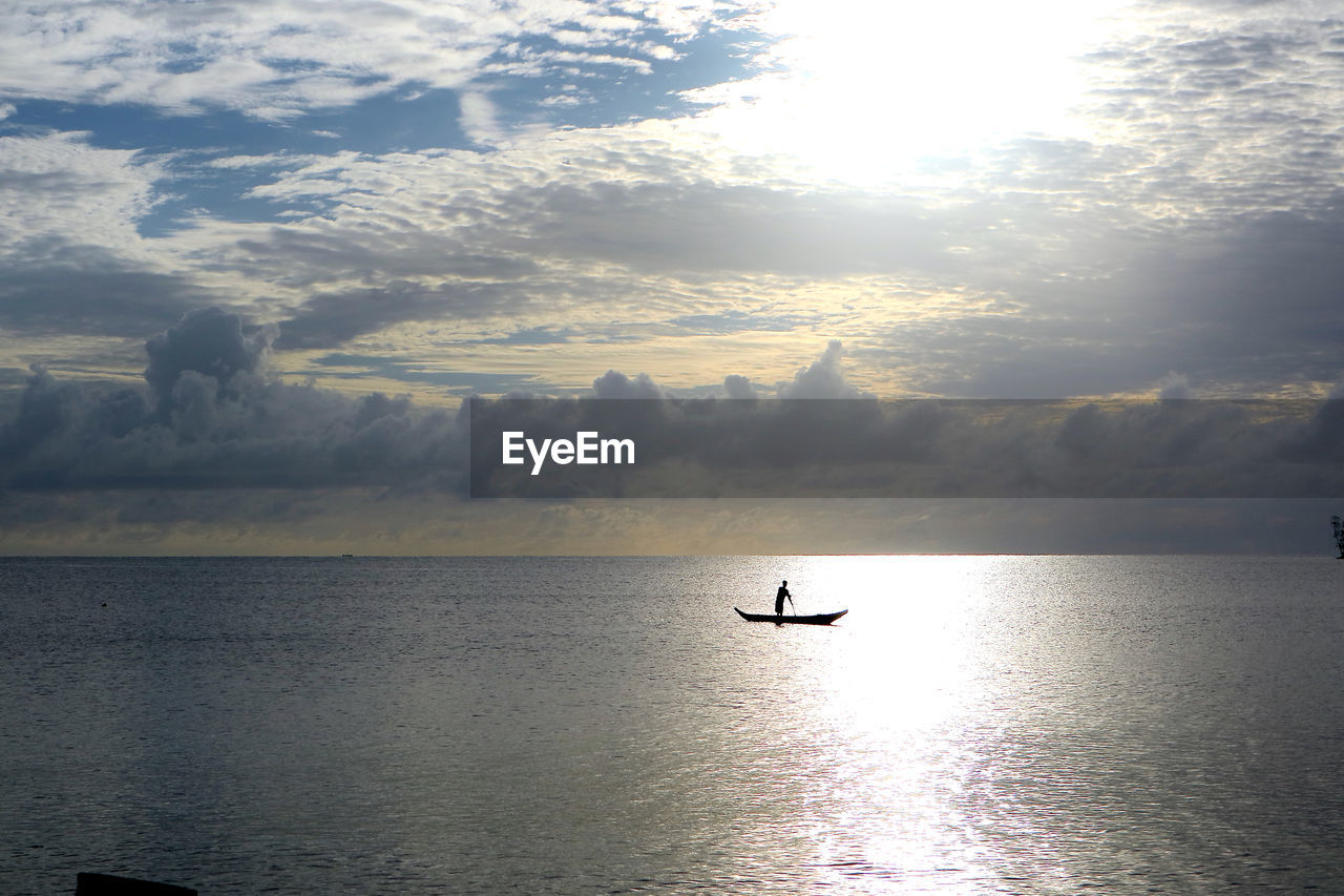 SILHOUETTE BOAT IN SEA AGAINST SKY