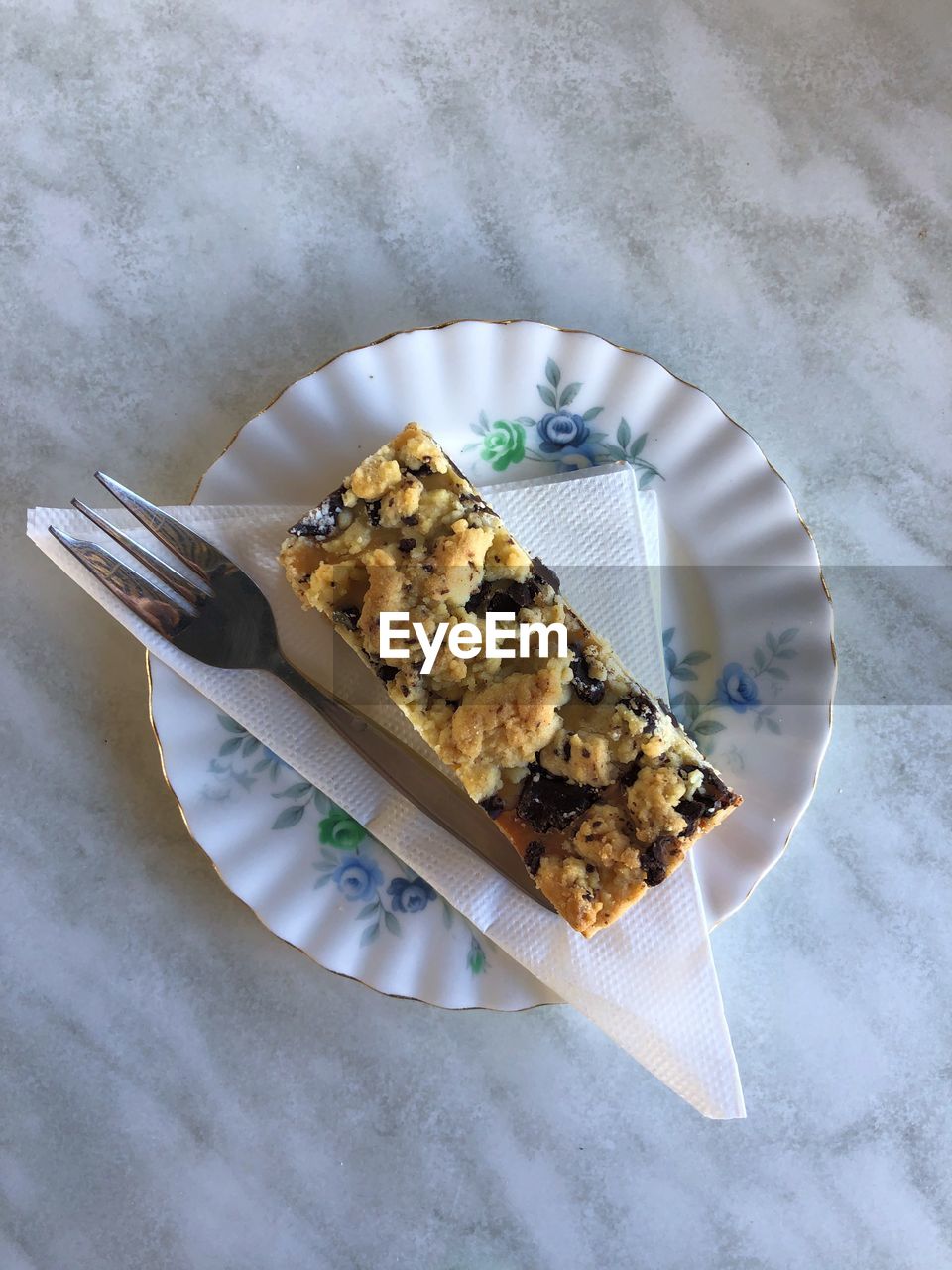 HIGH ANGLE VIEW OF ICE CREAM IN PLATE
