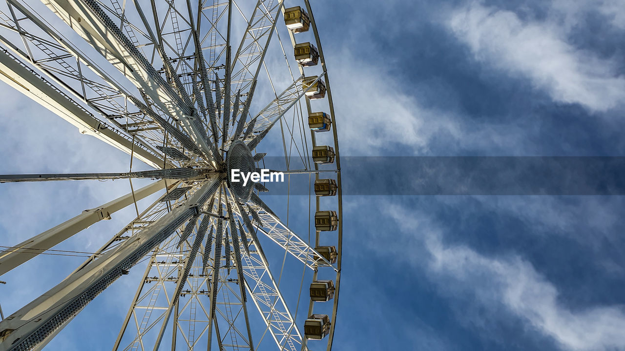 LOW ANGLE VIEW OF FERRIS WHEEL