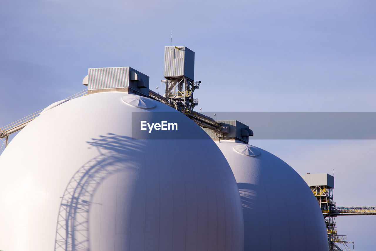 Two 45-meter white grain silos built in 2013 in the quebec city port 