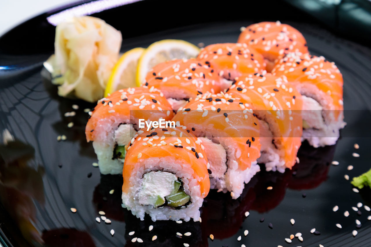 HIGH ANGLE VIEW OF SUSHI SERVED ON PLATE