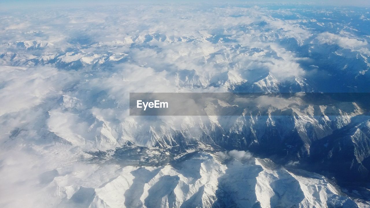 HIGH ANGLE VIEW OF AERIAL VIEW OF MOUNTAIN AGAINST SKY