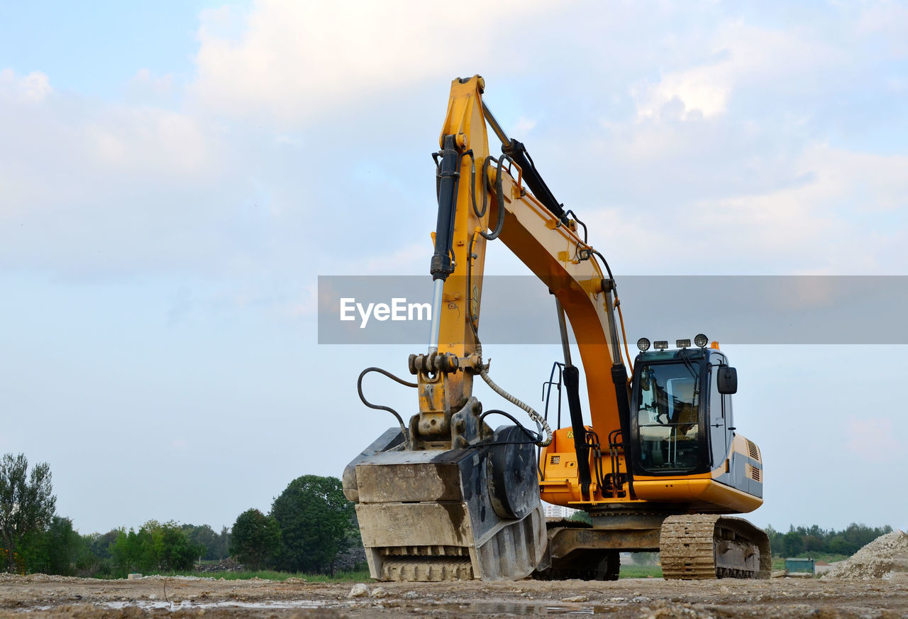 CRANE AT CONSTRUCTION SITE