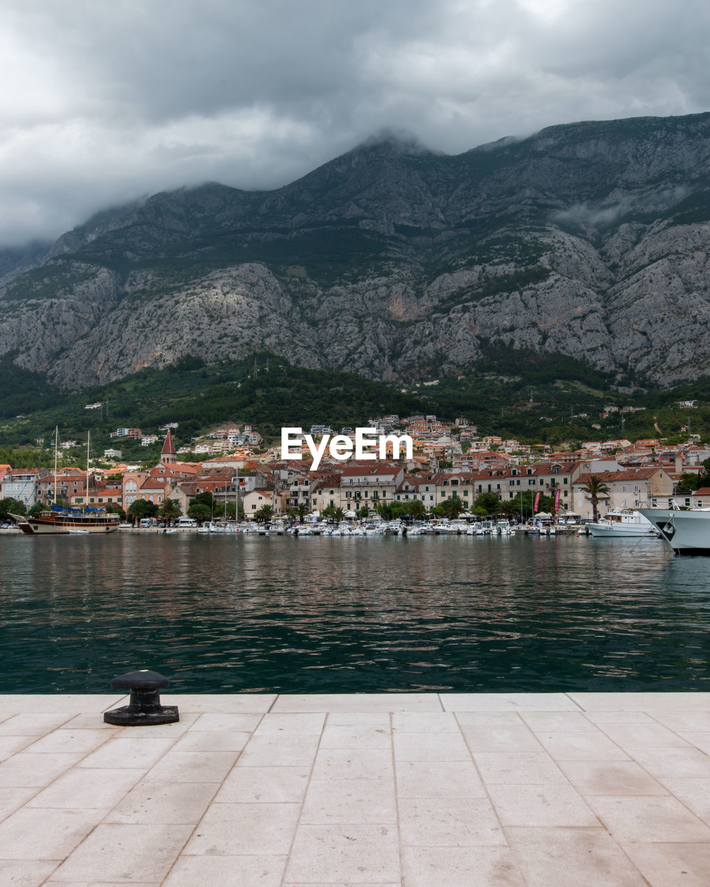 SCENIC VIEW OF LAKE BY BUILDINGS IN CITY