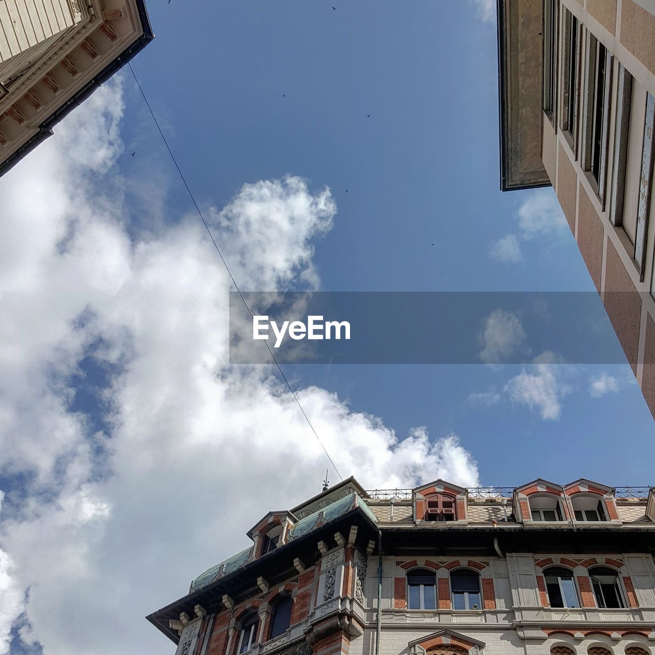 LOW ANGLE VIEW OF RESIDENTIAL BUILDINGS AGAINST SKY