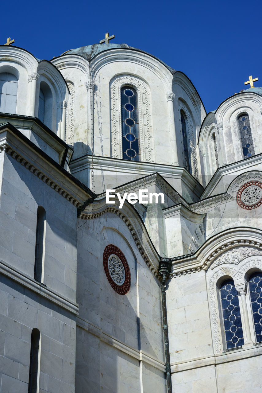 LOW ANGLE VIEW OF ORNATE BUILDING AGAINST SKY