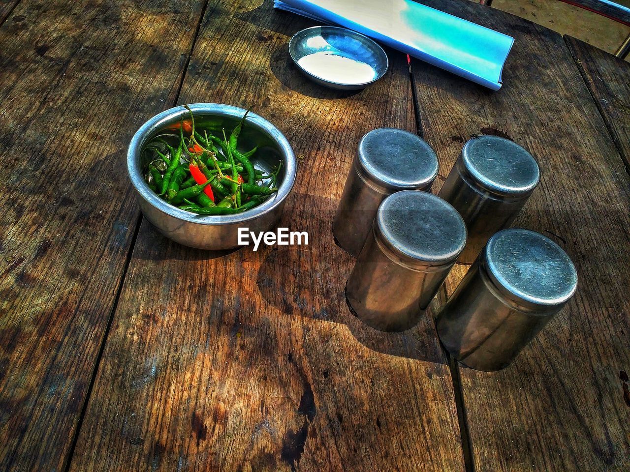 HIGH ANGLE VIEW OF COFFEE BEANS IN BOWL ON TABLE