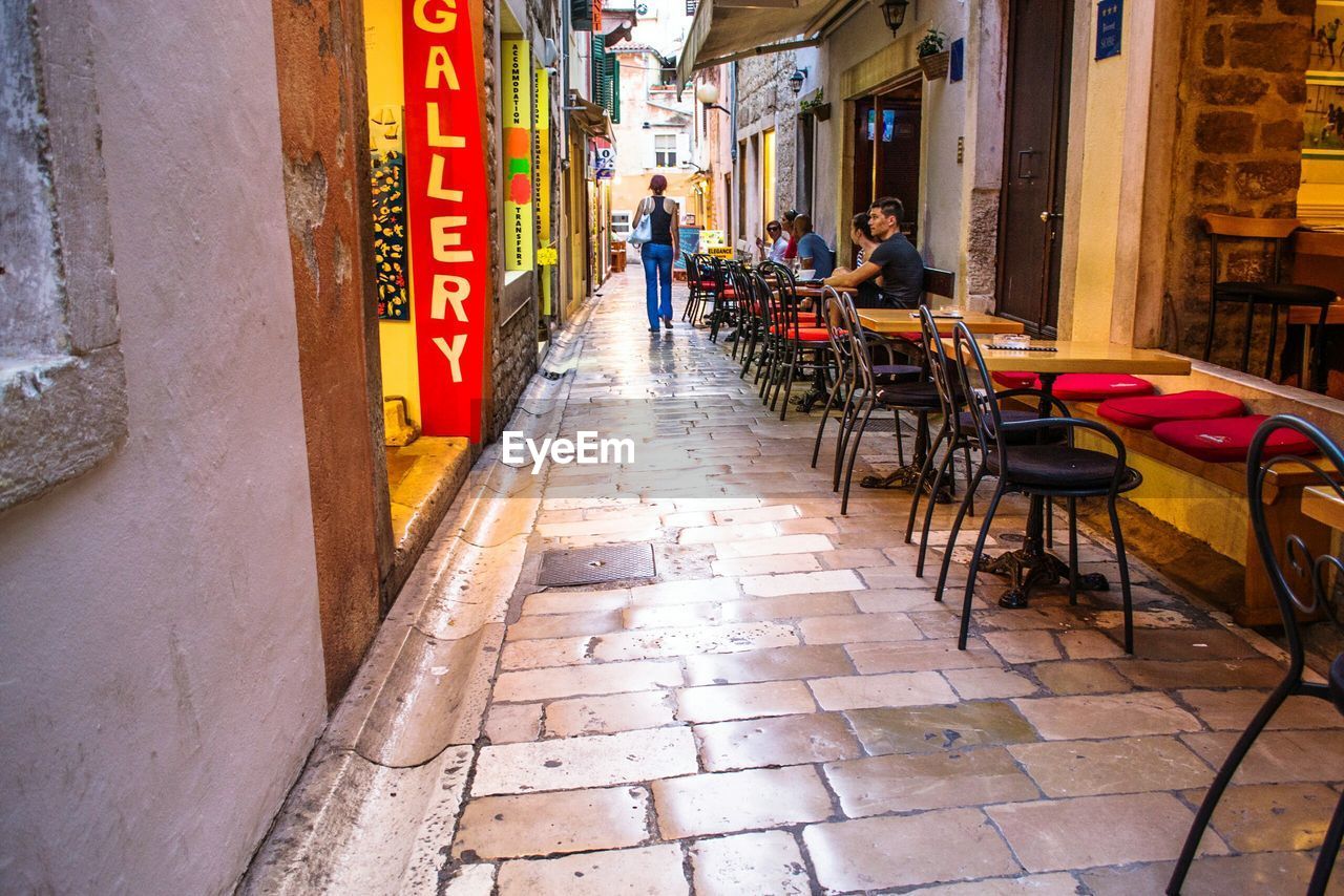 PEOPLE ON COBBLESTONE STREET