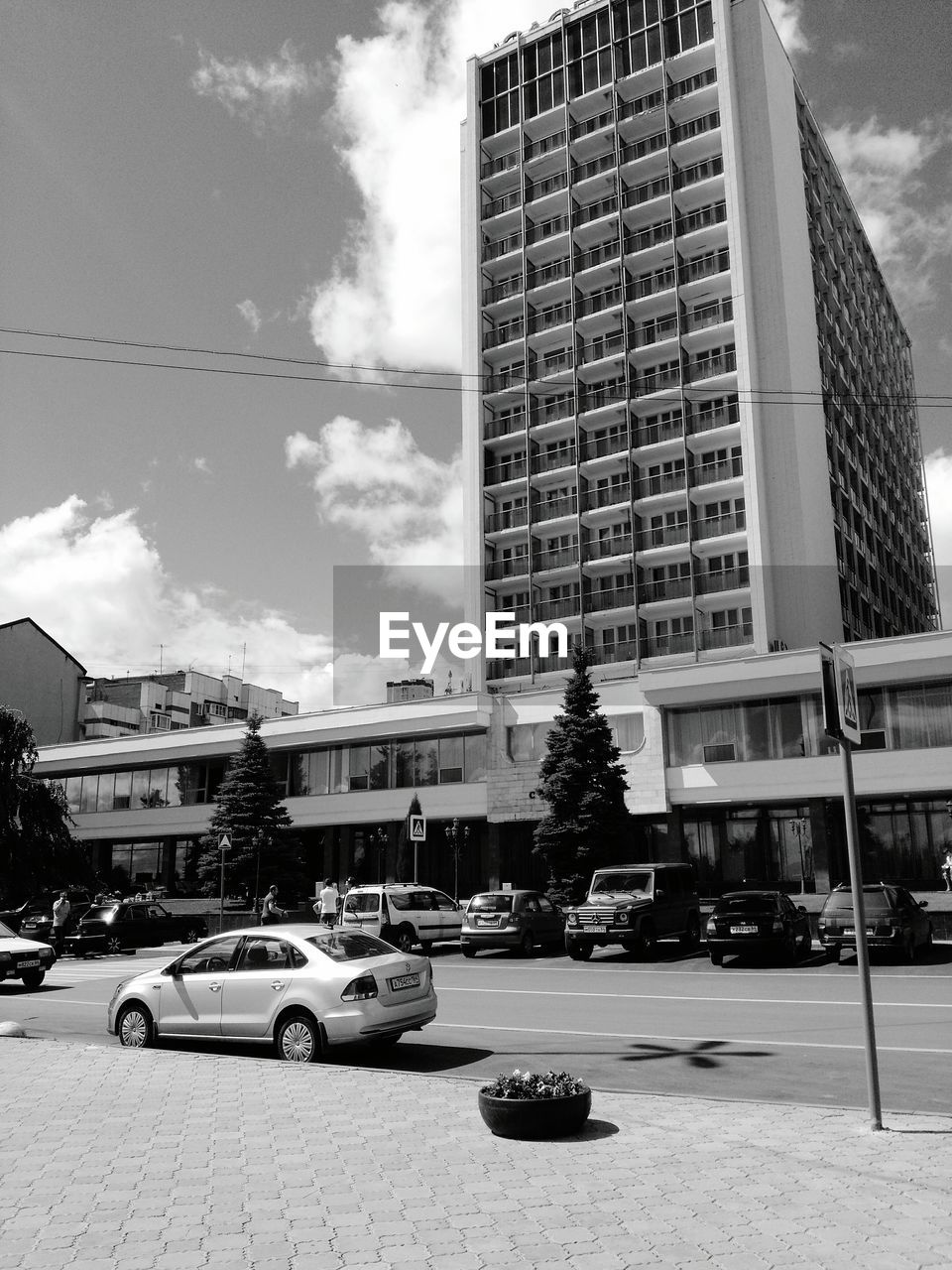 LOW ANGLE VIEW OF SKYSCRAPERS AGAINST SKY