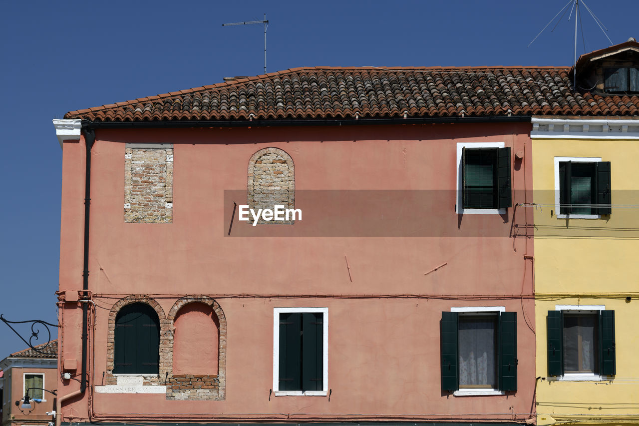 LOW ANGLE VIEW OF RESIDENTIAL BUILDING AGAINST SKY