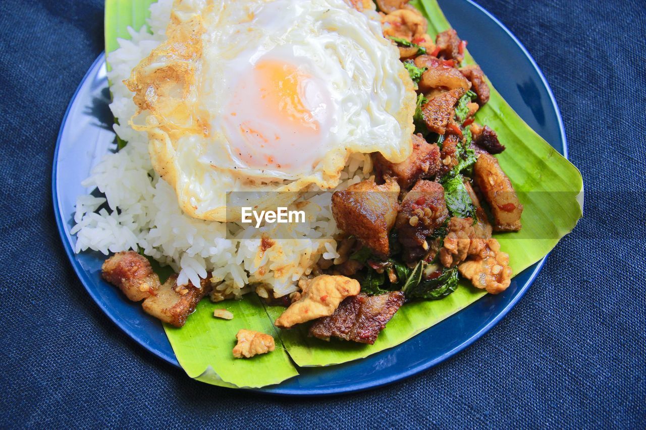 HIGH ANGLE VIEW OF BREAKFAST IN PLATE