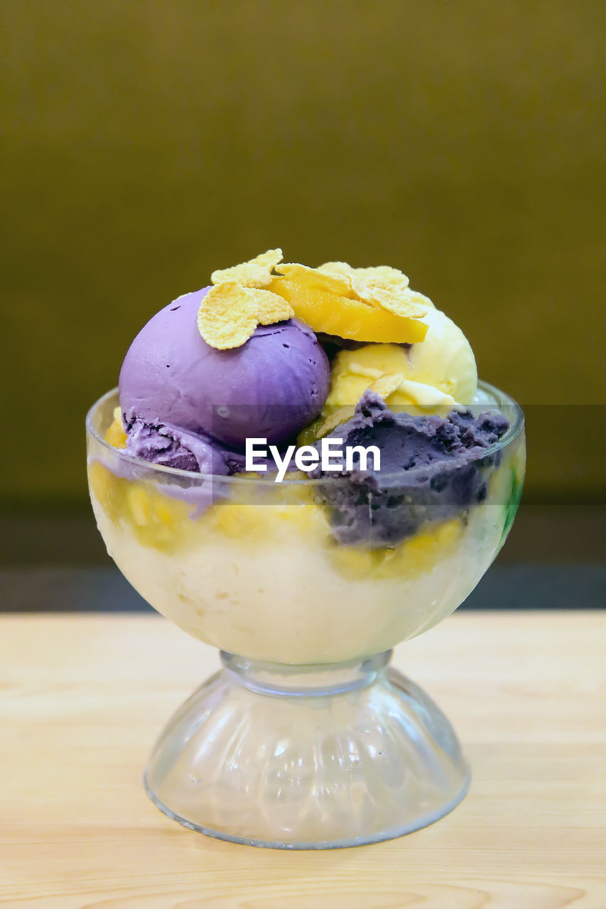 CLOSE-UP OF ICE CREAM ON GLASS