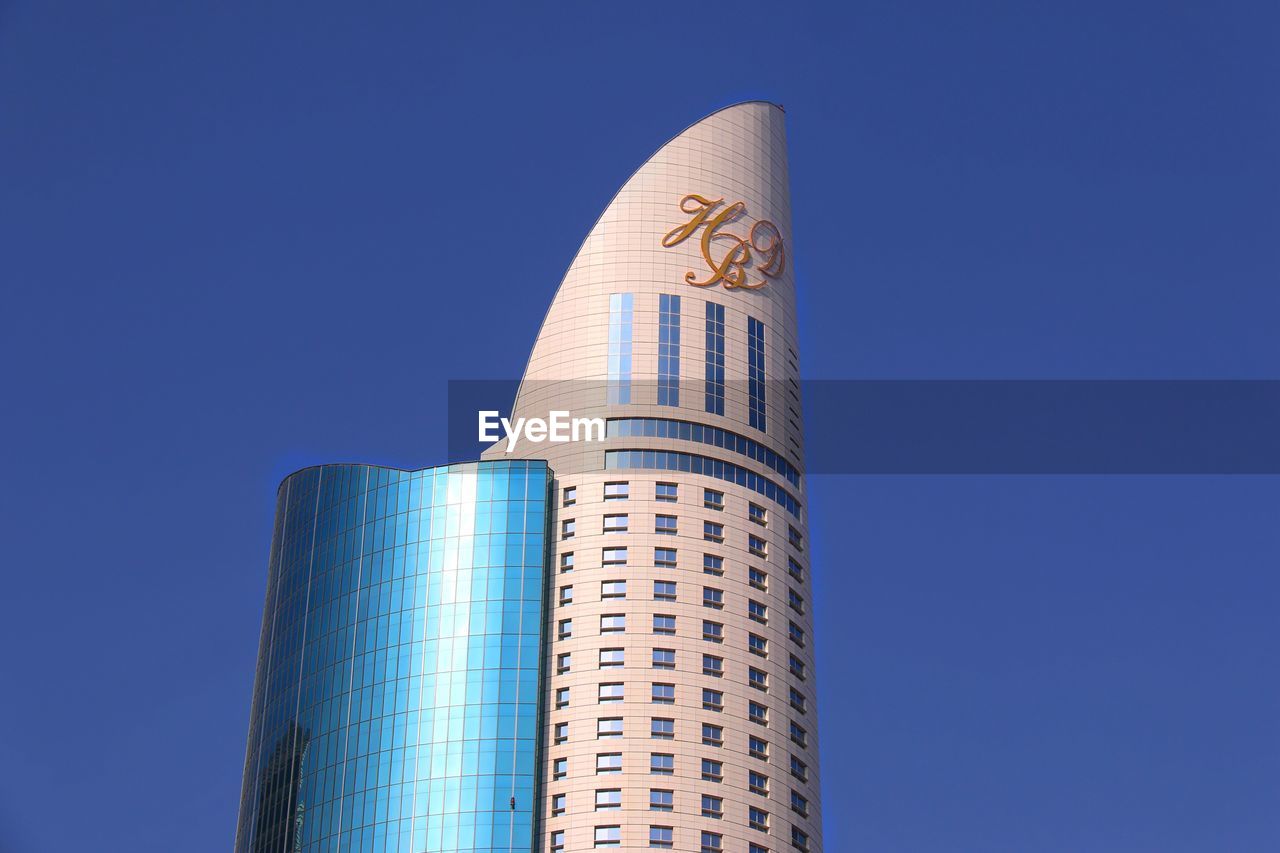 LOW ANGLE VIEW OF BUILDING AGAINST CLEAR BLUE SKY