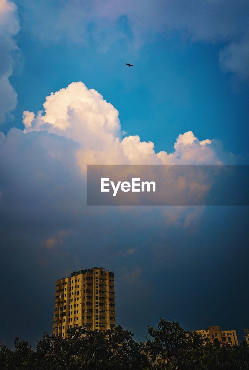 LOW ANGLE VIEW OF BUILDINGS AGAINST SKY IN CITY