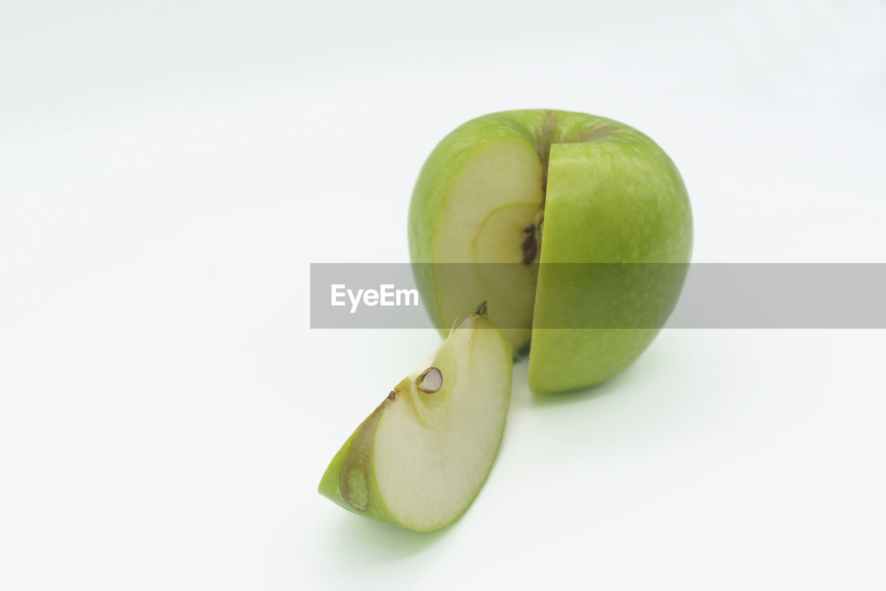 healthy eating, food and drink, food, fruit, wellbeing, granny smith, freshness, produce, green, studio shot, plant, white background, cut out, indoors, apple, no people, granny smith apple, apple - fruit, still life, yellow, pear, copy space, close-up, single object, slice