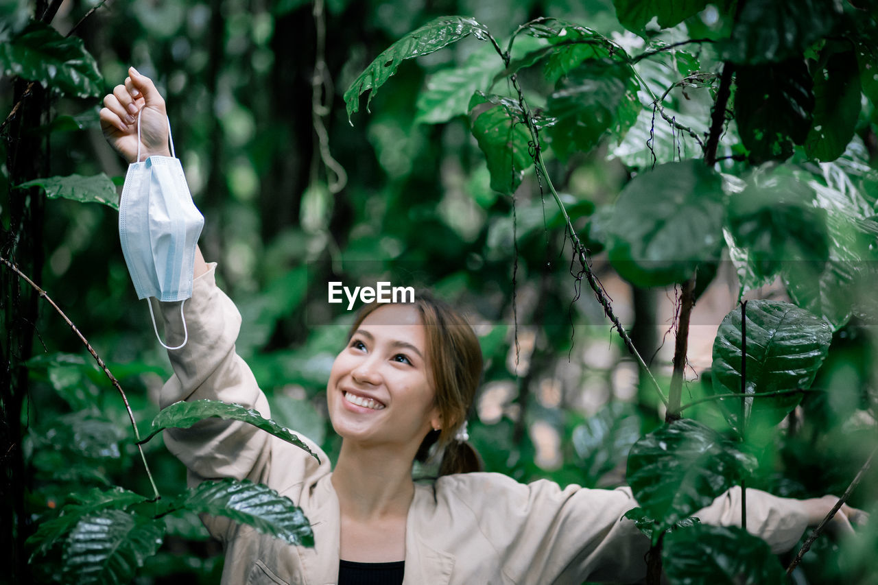 Portrait of a smiling young woman outdoors