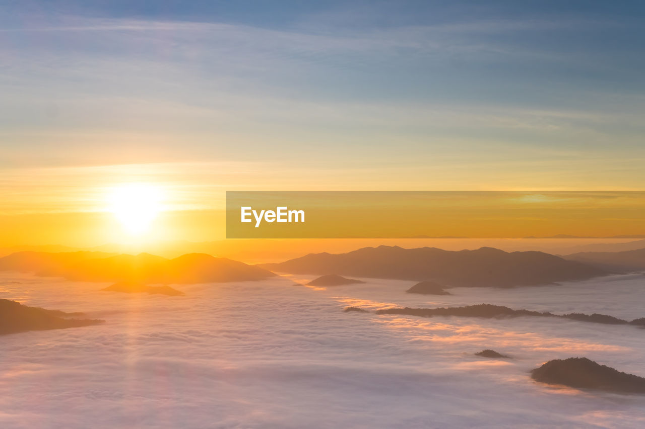 SCENIC VIEW OF SEA AGAINST SUNSET SKY