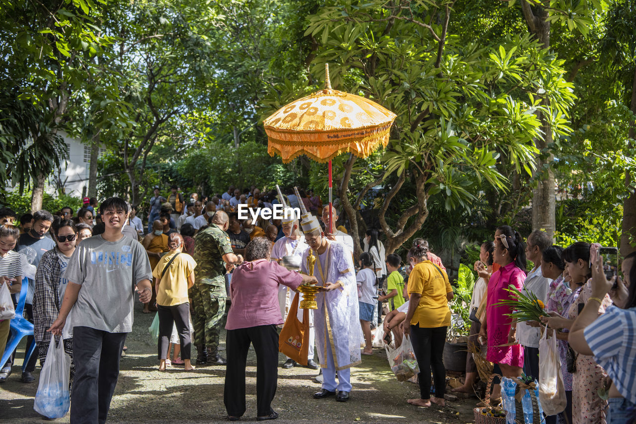 crowd, large group of people, group of people, tree, plant, men, women, adult, nature, celebration, event, day, tradition, standing, leisure activity, tourism, person, enjoyment, outdoors, lifestyles