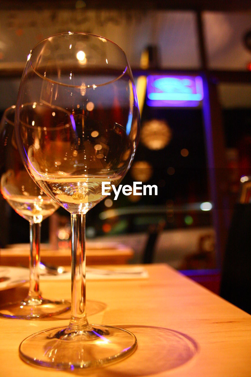 CLOSE-UP OF WINE GLASS ON TABLE