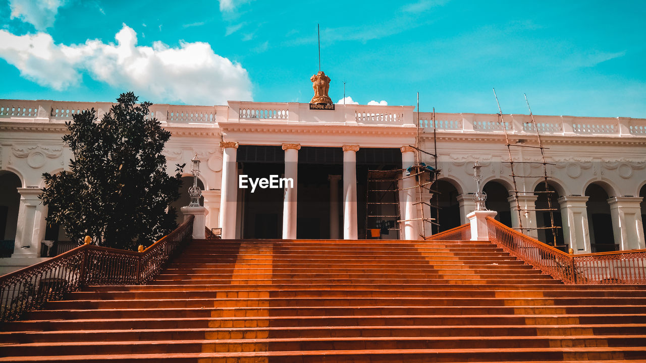 LOW ANGLE VIEW OF STAIRCASE OF BUILDING