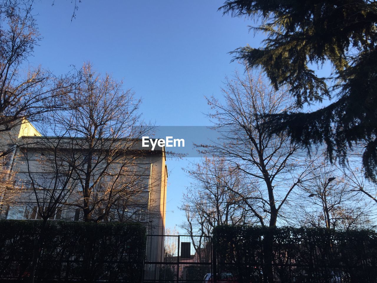 LOW ANGLE VIEW OF BUILDING AGAINST BLUE SKY