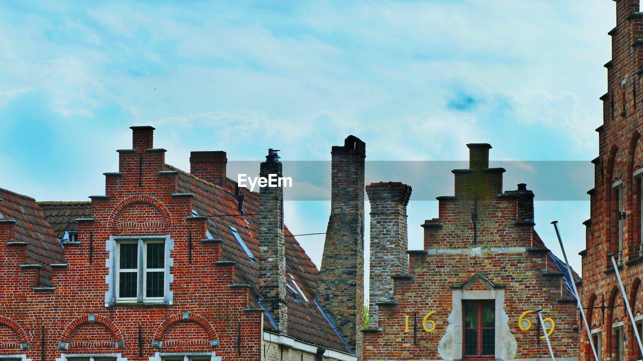 LOW ANGLE VIEW OF OLD BUILDINGS AGAINST SKY