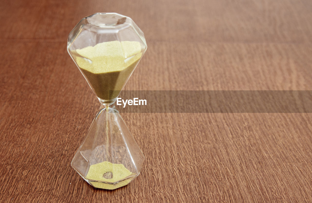 CLOSE-UP OF WINEGLASS ON TABLE