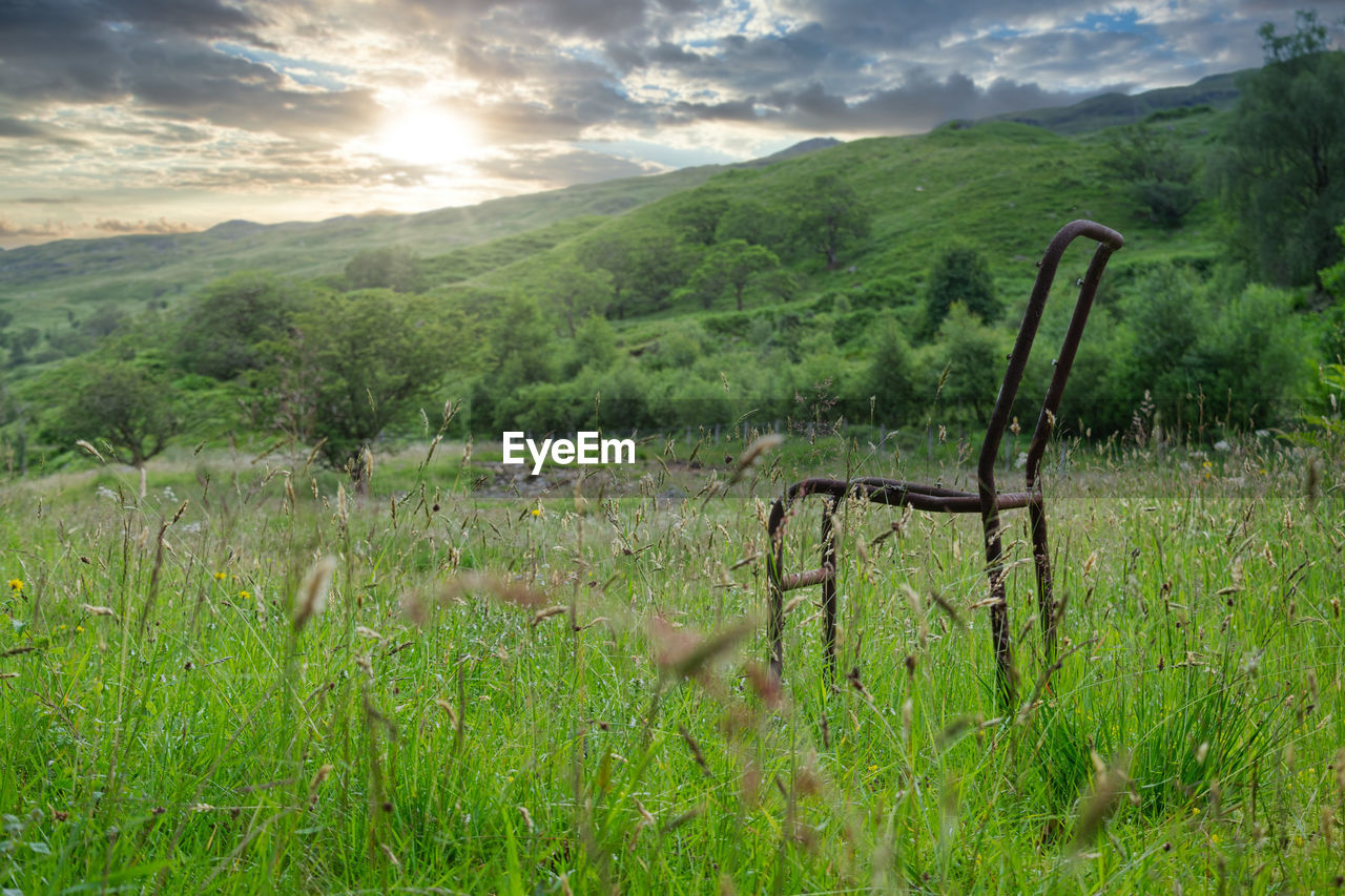 SCENIC VIEW OF LAND AND MOUNTAINS AGAINST SKY