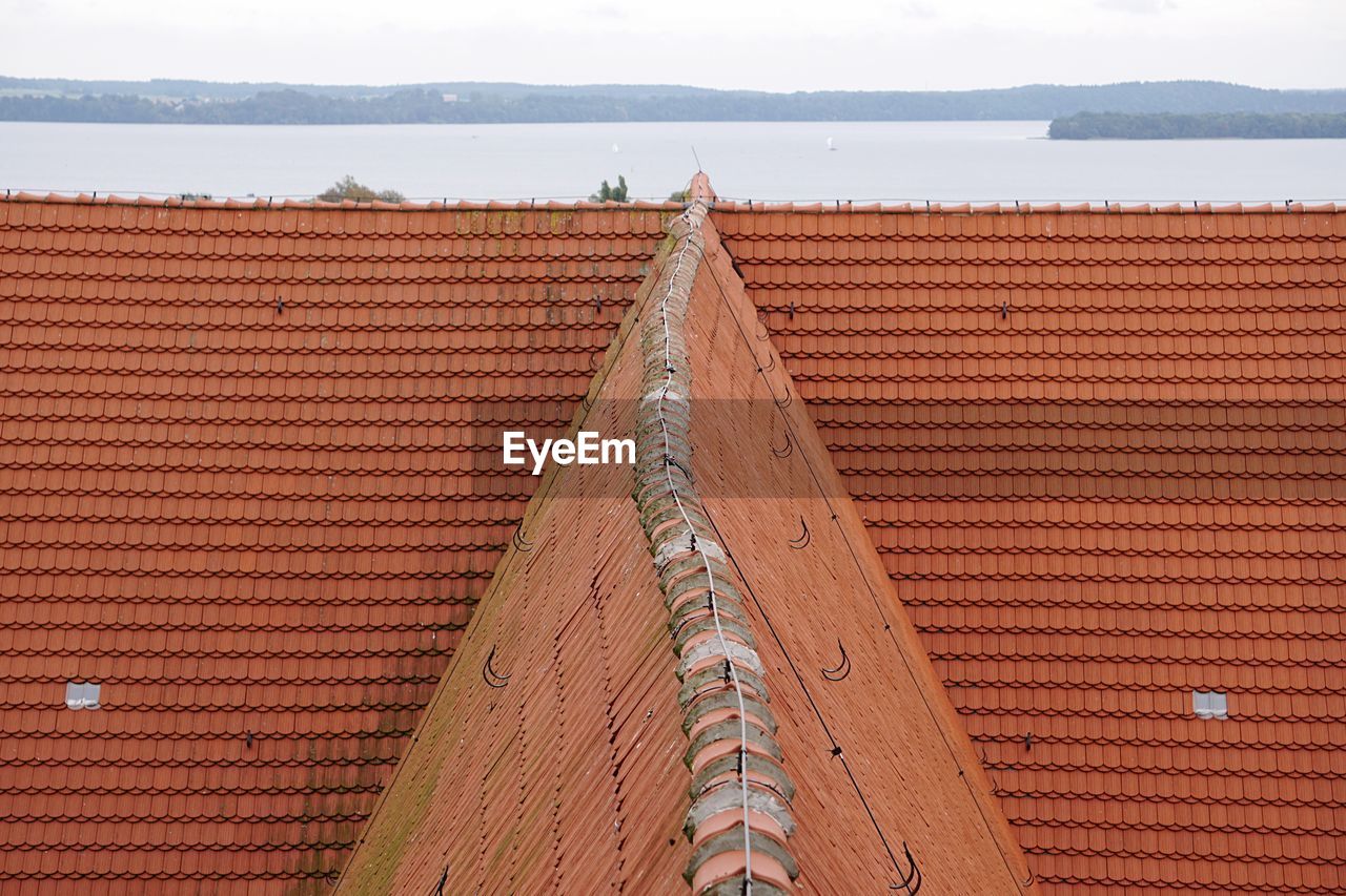 ROOF OF BUILDING AGAINST SKY