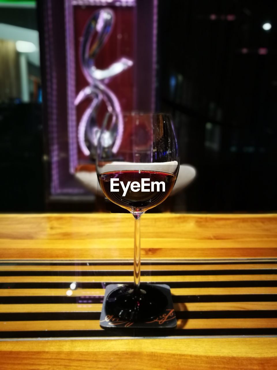 CLOSE-UP OF WINE GLASS ON TABLE