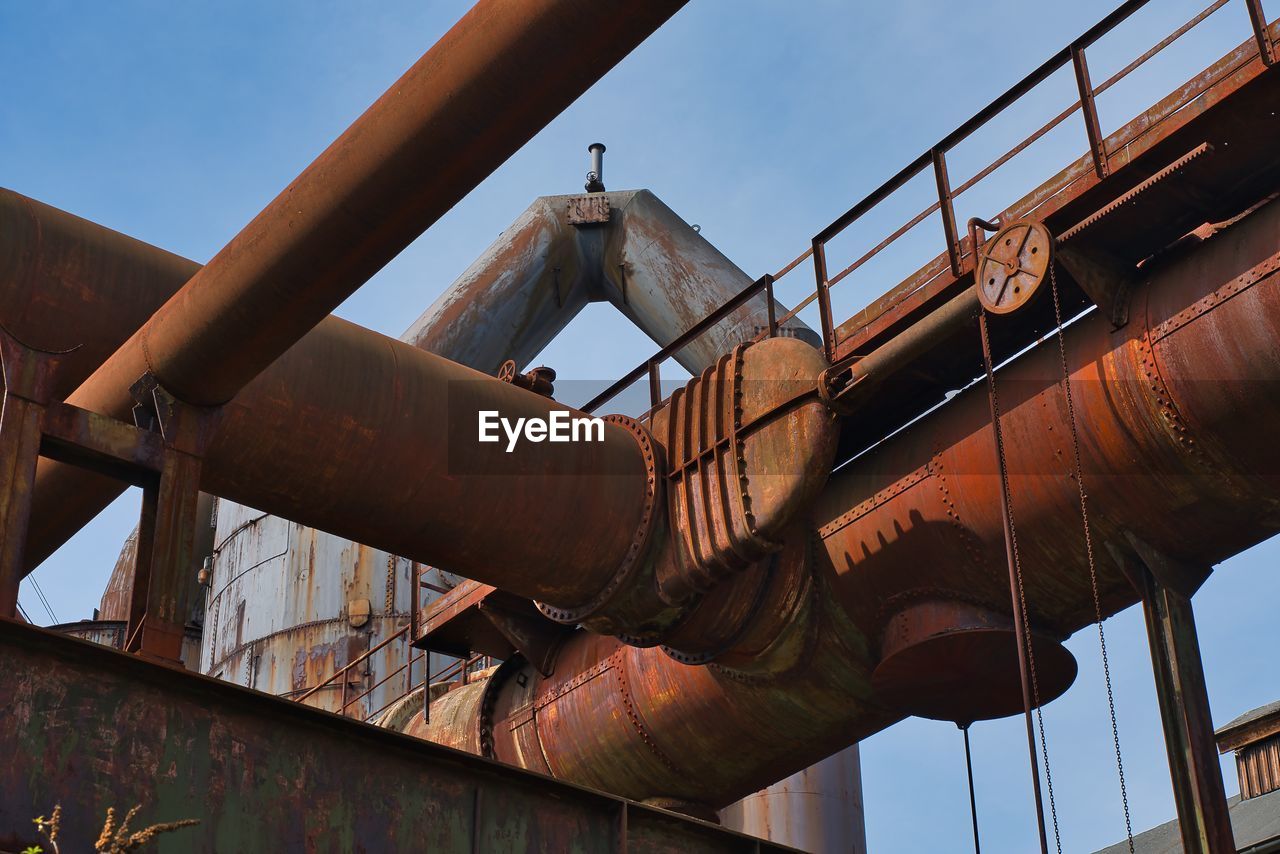 LOW ANGLE VIEW OF METAL BRIDGE AGAINST SKY