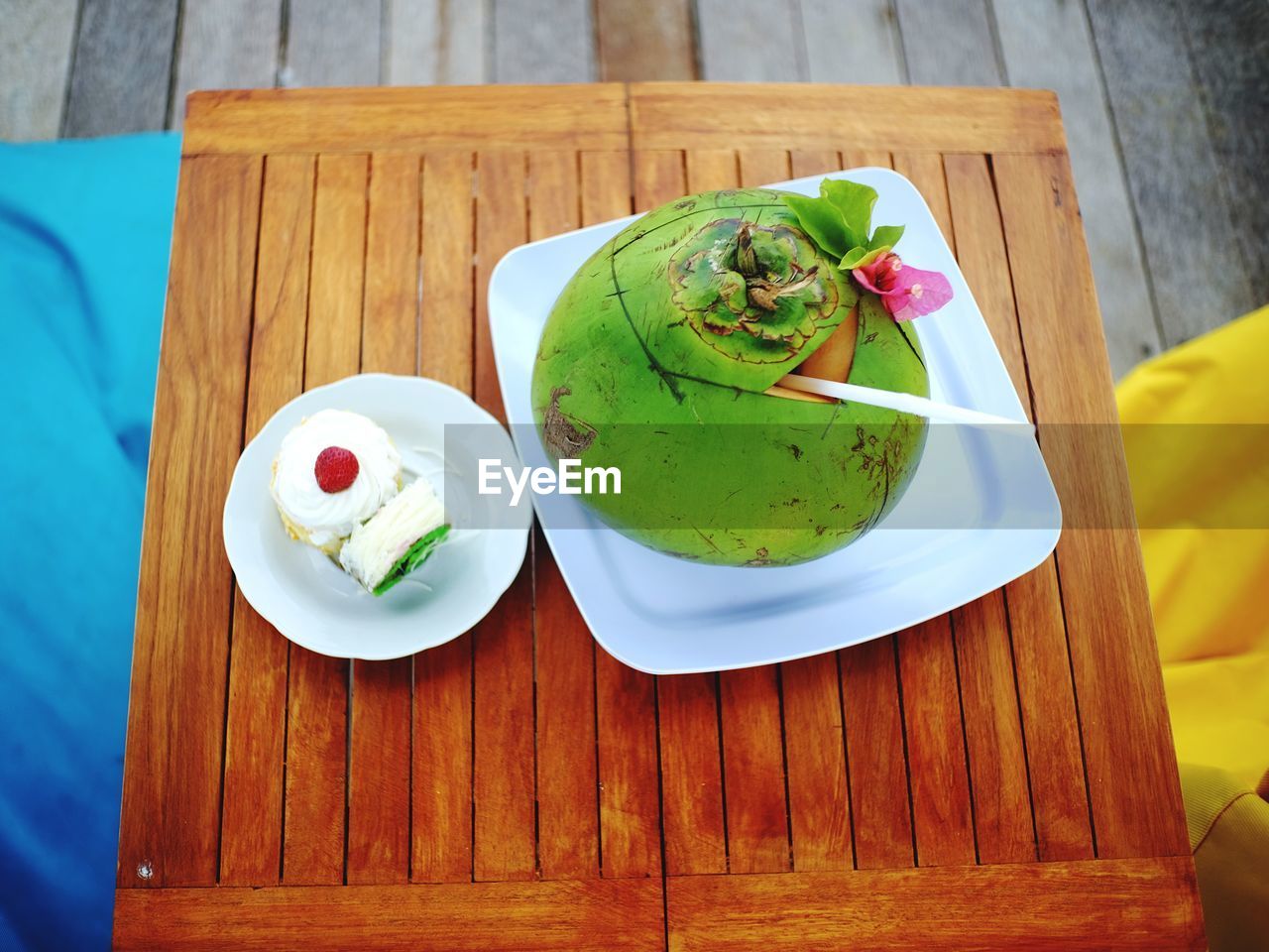 HIGH ANGLE VIEW OF CAKE ON TABLE